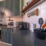 Pinnacle Apartment With Balcony