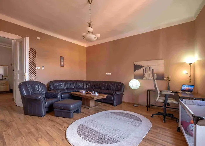 Pinnacle Apartment With Balcony